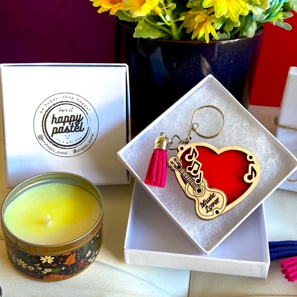 3D Keychain with Tassel / Fridge Magnet
Wooden Heart with Guitar in Red - Picture 2 of 5